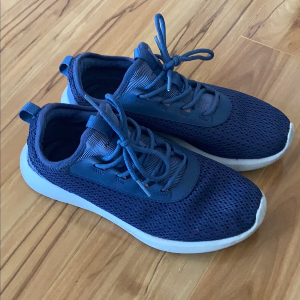 Tennis shoes